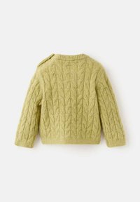 Kabelstickad tröja i mjukt ljusgrönt med ribbad halsringning och knappdetalj på axlarna. Har långa ärmar och strukturerat mönster.