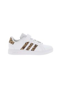 Sneaker bianca con dettagli in stampa leopardata, dotata di tre strisce nere, una fascia in velcro e collo imbottito per il comfort.