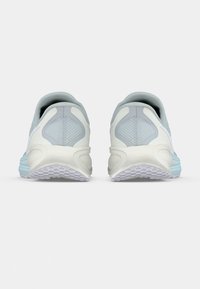 Αθλητικά παπούτσια ανοιχτού μπλε χρώματος με ανάγλυφο πλεκτό επάνω μέρος, λείες λευκές λεπτομέρειες και ανθεκτική λαστιχένια σόλα με ανάγλυφο πέλμα.