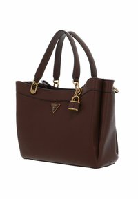 Bruine leren tote handtas met gouden hardware, een driehoekig logo en een klein hangslotdetail. Beschikt over twee bovenhandvatten en een gestructureerde vorm.