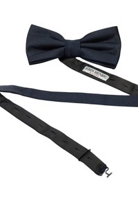 Marinblå sidenfluga med texturerade diagonala ränder och en matchande justerbar rem, med en märkesetikett som säger "JOHN HENRIC MILANO."