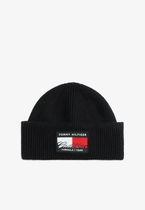 Zwarte geribbelde gebreide muts met omgeslagen boord met een Tommy Hilfiger Cadillac Formula 1 Team-logo patch in wit, rood en zwart.