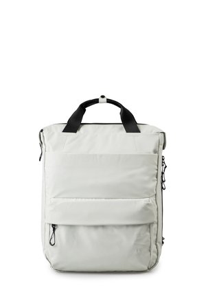 Zaino grigio chiaro con due maniglie superiori nere, una tasca frontale e cerniere. Presenta un tessuto liscio e testurizzato e un design minimalista.