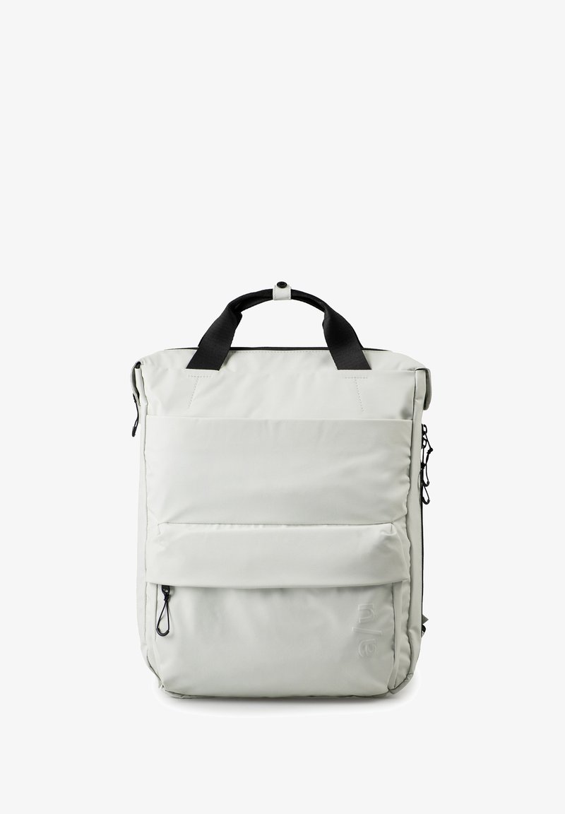 Lichtgrijze rugzak met twee zwarte bovenhandvatten, een voorvak en ritsen. Bevat een gladde, gemêleerde stof en een minimalistisch ontwerp.