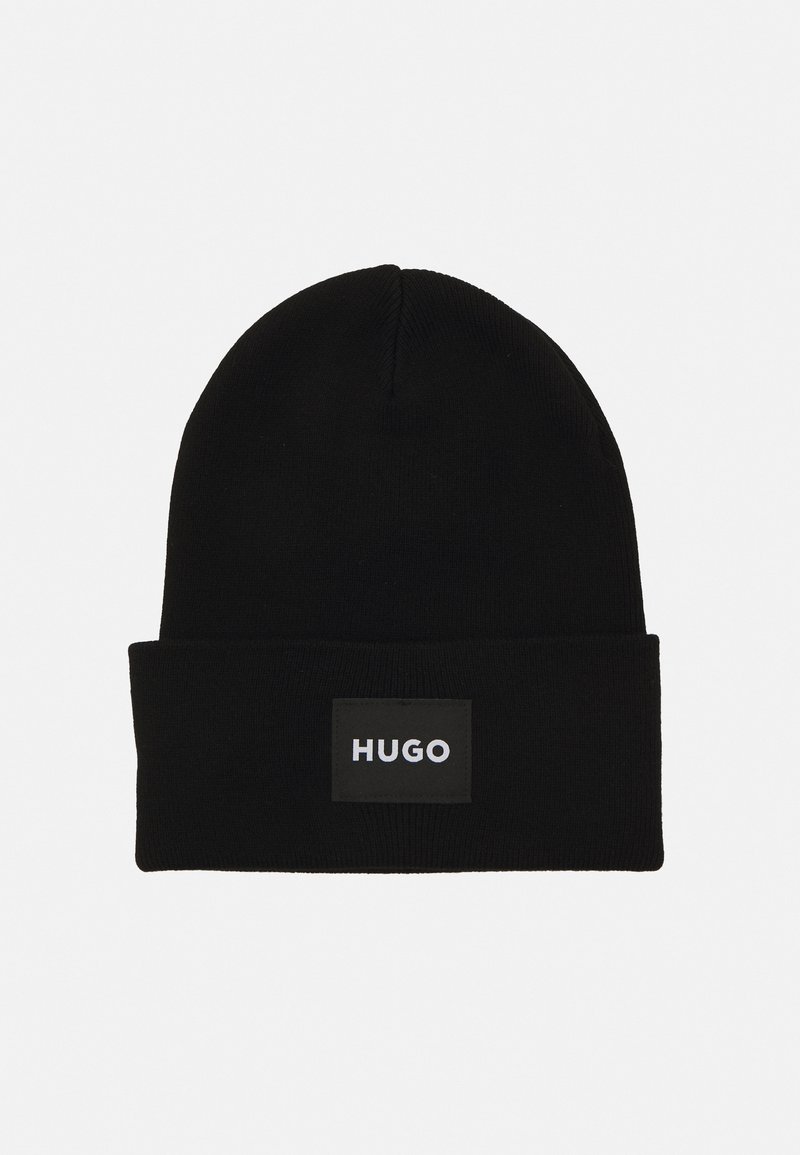 Μαύρο πλεκτό σκουφάκι με διπλωμένο γύρισμα και ορθογώνια μαύρη ετικέτα που προβάλλει με λευκό κείμενο "HUGO".