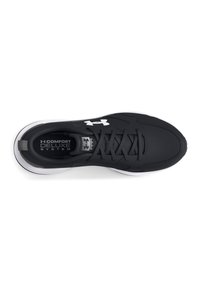 Zapatilla deportiva negra con parte superior texturizada, logo blanco, cordones y suela acolchada. Presenta una plantilla "Comfort Deluxe System".