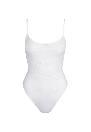 Bañador blanco de una pieza con tirantes finos y un patrón sutilmente texturizado en toda la tela, presentado sobre un fondo liso.