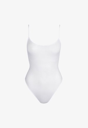 Witte badpak met dunne schouderbandjes en een subtiel gestructureerd patroon over de hele stof, getoond op een effen achtergrond.