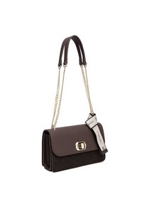 Borsa in pelle e suede marrone con chiusura dorata, tracolla a catena e un'etichetta in tessuto con marchio. Texture liscia con materiali a contrasto.