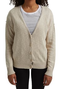 Cardigan lavorato a maglia beige con scollo a V, cinque bottoni davanti e polsini e orlo a coste. Indossato sopra una camicia a righe.