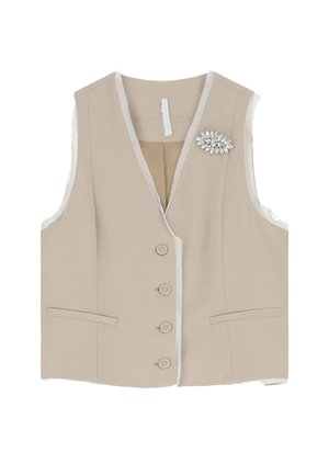 Gilet beige realizzato in tessuto liscio, caratterizzato da una scollatura a V, cinque bottoni, due tasche frontali e un dettaglio di spilla decorativa sul lato sinistro.