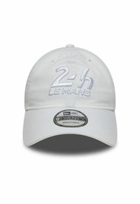 Weißes Baumwollcap mit gebogenem Schirm. Mit "2h" und "Le Mans" in hellblauer Stickerei. Verstellbarer Rücken, mit 9TWENTY-Logo auf dem Schirm.