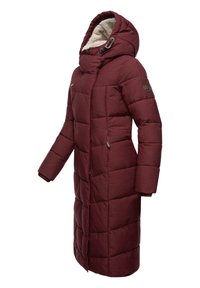 Bordo pūkains mētelis ar kapuci, ar quilted dizainu, garš garums un divas sānu kabatas. Mīksta oderes materiāls redzams kapuces malā un aprocēs.