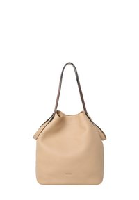 Bolso tipo cubo de cuero beige con superficie texturizada, correas marrones para el hombro y parte superior fruncida. Presenta un diseño minimalista y una marca sutil.