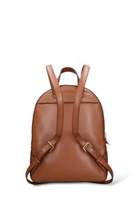 Zaino in pelle marrone con spallacci regolabili, manico superiore e tasca laterale con cerniera. Texture liscia, forma arrotondata e design minimalista.