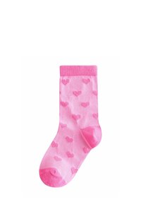 En enkelt lyserød sok med mørkere lyserøde hjertemønstre, ribbet kant, hæl og tå, isoleret på hvid baggrund.