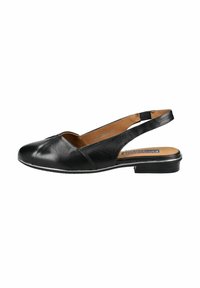 Zapato slingback de piel negra con puntera redonda, diseño minimalista, tacón bajo y plantilla color caramelo. Presenta una textura suave y detalles de costura sutiles.