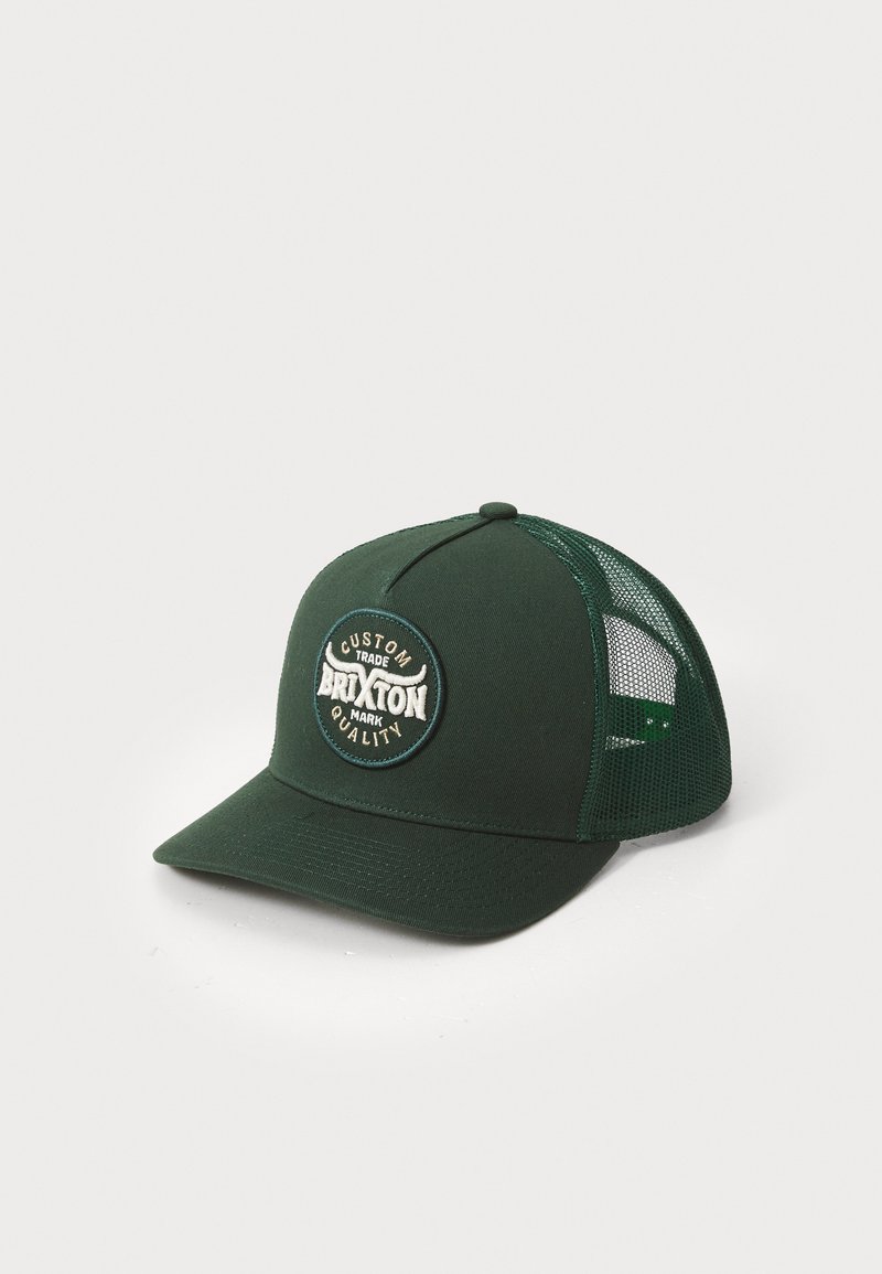 Cappellino da baseball verde con pannelli laterali in rete, dotato di una toppa circolare con il marchio "Brixton" e ricamo bianco.