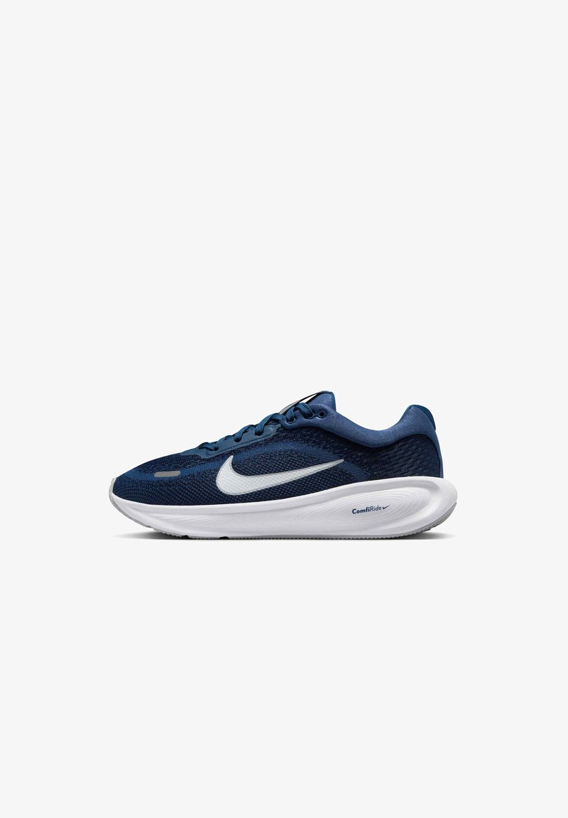 Ναυτικό μπλε αθλητικό παπούτσι με λευκή σήμα Nike και παχιά λευκή σόλα, με την ετικέτα "ComfiRide," εμφανίζεται σε πλάγια προφίλ σε λευκό φόντο.