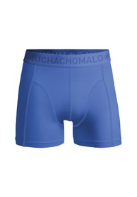 Kék boxer alsónemű sima, rugalmas anyagból. Sötétkék derékpánttal rendelkezik, amelyen a "MUCHACHO" felirat és körvonalak futnak a test mentén.