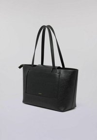 Svart läder tote-väska med två axelremmar, en framficka, slät yta och en subtil guldig logotypdetalj. Rektangulär form.