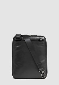 Borsa a tracolla in pelle nera con chiusura zip, tracolla regolabile e design rettangolare elegante. Presenta una superficie liscia e dettagli in metallo.