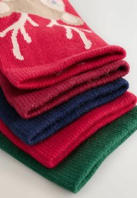 Conjunto de cuatro bufandas de punto plegadas en rojo, burdeos, navy y verde. Cada una presenta una textura acanalada con diferente grosor.