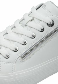 Zapatilla blanca con una parte superior sintética lisa, puntera redonda, diseño con cordones, detalle de cremallera lateral y suela de goma texturizada.