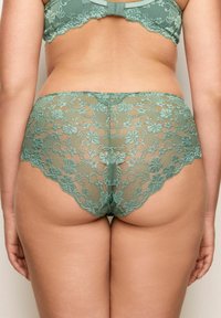 Lingerie din dantelă într-o nuanță verdeMuted, cu modele florale și margini fasonate, oferind o textură transparentă și un design ajustat.