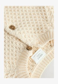 Neselectat, ecru knitted