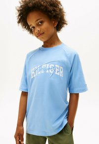 Tommy Hilfiger MIXED LOGO - T-shirts print - cloudy blue