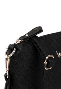 Černá kožená kabelka s diamantovým vzorem, zlatými doplňky, detaily na zipu a odnímatelným popruhem. Texturovaný povrch přidává vizuální zajímavost.
