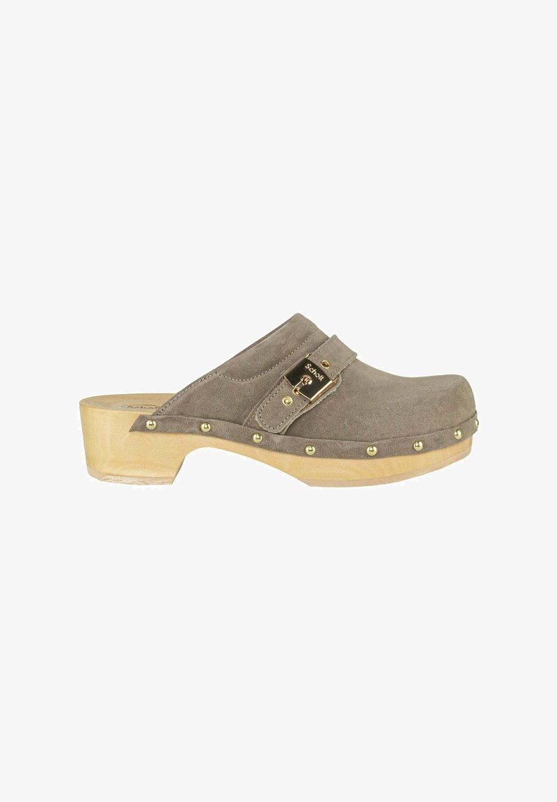 Zijden klompen in lichtgrijs met een houten basis, voorzien van een zijkliksluiting en gouden studs langs de zool voor extra detail. Rond punt.