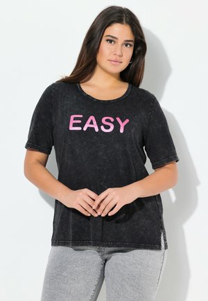 Černé bavlněné tričko s krátkými rukávy, které má kulatý výstřih a výrazný růžový nápis "EASY" na přední straně. Měkká, mírně opotřebovaná textura.