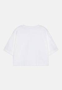 T-shirt branca de manga curta com um corte descontraído, decote redondo e tecido de algodão suave, apresentando nenhum padrão ou detalhe visível.