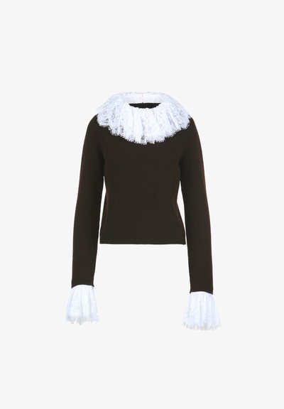 Pull en maille brun avec un grand col en dentelle blanche et des manches à cloche bordées de dentelle. La coupe est ajustée et droite.