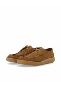 Zapatos de ante marrón con diseño de cordones, puntera redonda, costuras visibles y suela de goma marrón claro. Superficie plana y suave.