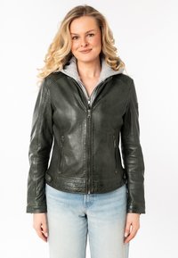Donkergroen leren jack met een grijze capuchon, ritssluiting aan de voorzijde, twee zijzakken met rits en geaccentueerde textuur op de mouwen en de zoom.