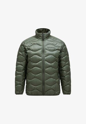 Groene pufferjas met een ritssluiting aan de voorkant, hoge kraag en een gequilt golfpatroon. Gemaakt van glanzend, lichtgewicht materiaal met zijzakken.