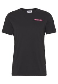 Camiseta de algodón negra con mangas cortas. Presenta "GRAVITY ZERO" en texto rosa en la parte izquierda del pecho. Corte clásico y cuello redondo.