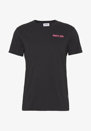 Černé bavlněné tričko s krátkým rukávem. Na levé straně hrudi má nápis "GRAVITY ZERO" v růžové barvě. Klasický střih a kulatý výstřih.