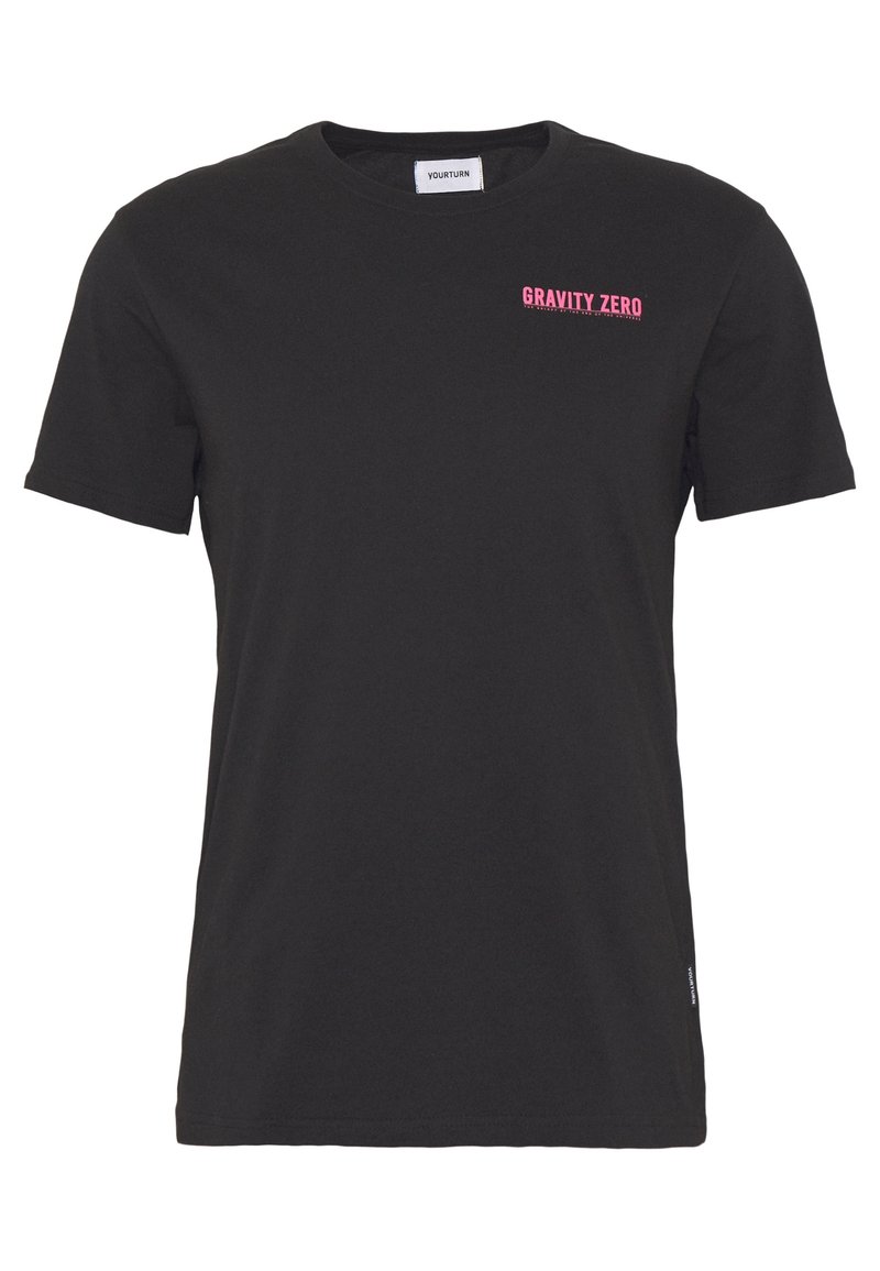 Camiseta de algodón negra con mangas cortas. Presenta "GRAVITY ZERO" en texto rosa en la parte izquierda del pecho. Corte clásico y cuello redondo.