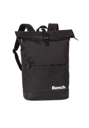 Schwarzer Stoff-Rucksack mit Roll-Top-Design, ausgestattet mit einem Kunststoffschnallenverschluss, einer Fronttasche und einem gummierten Bodenpanel.