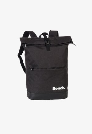 Schwarzer Stoff-Rucksack mit Roll-Top-Design, ausgestattet mit einem Kunststoffschnallenverschluss, einer Fronttasche und einem gummierten Bodenpanel.