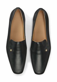 Zwarte leren loafers met een strak ontwerp, een vierkante neus en een subtiel gouden logoaccent. De binnenkant heeft een lichtbruine voering voor contrast.