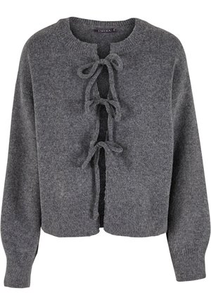 Sivi pleteni kardigan s okruglim izrezom, vezicama za zatvaranje sprijeda i dugim rukavima. Mekani materijal s kratkim krojem.