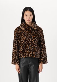 Veste en fausse fourrure imprimée léopard avec un col rond, des manches longues et une silhouette cropped. Texture douce avec des accents marron foncé.