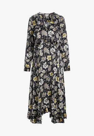 Largo vestido negro floral con patrones amarillos y blancos, que presenta un escote en V, mangas largas y un dobladillo con volantes. Hecho de una tela ligera.