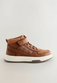 Brązowe skórzane buty za kostkę z teksturowaną boczną częścią, sznurowanym przodem i rzepem. Posiadają białą podeszwę środkową i gumową podeszwę.