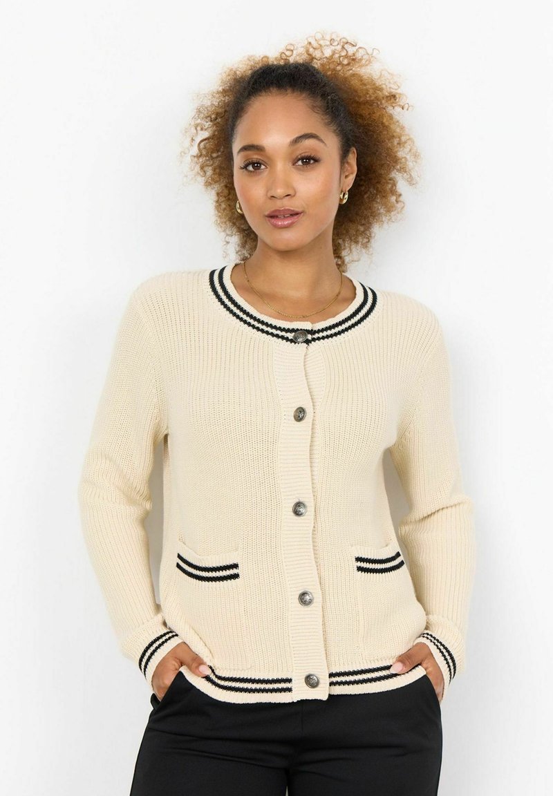 Ecrufarbener gestrickter Cardigan mit schwarzen gestreiften Akzenten an Kragen und Taschen, ausgestattet mit einer Knopfleiste und ribbeliger Textur.